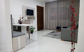 Apartamento completo 3 quartos Suíte Sala Cozinha Lavanderia e perto de tudo